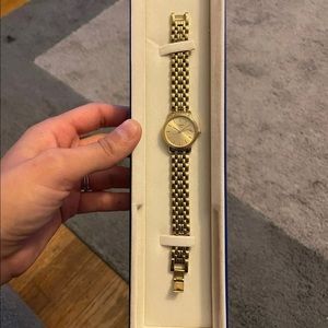 Tissot T825 / 925 Gold Tone Analog Date Watch